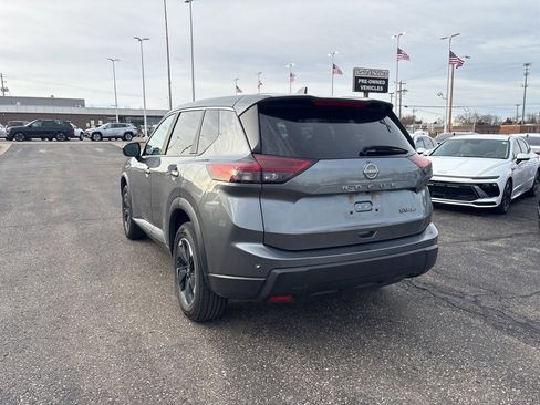 Used 2024 Nissan Rogue SV image 4