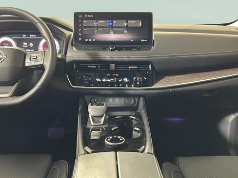 Used 2025 Nissan Rogue Platinum w/ Tech Package image 27