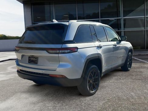 New 2025 Jeep Grand Cherokee Altitude RWD image 8