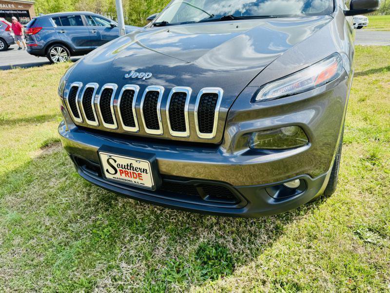 Used 2017 Jeep Cherokee Latitude w/ Safety/Convenience Group FWD image 7