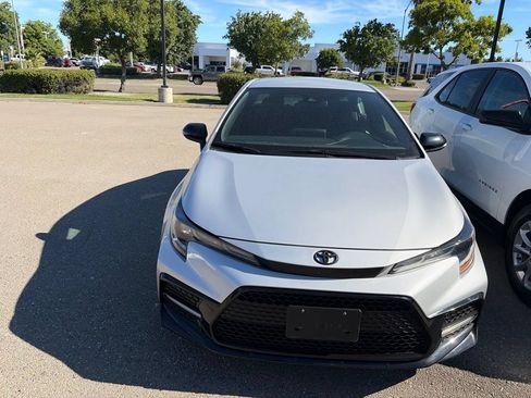 Used 2022 Toyota Corolla SE FWD image 2