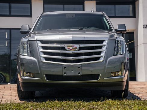 Used 2018 Cadillac Escalade Luxury AWD/4WD image 8