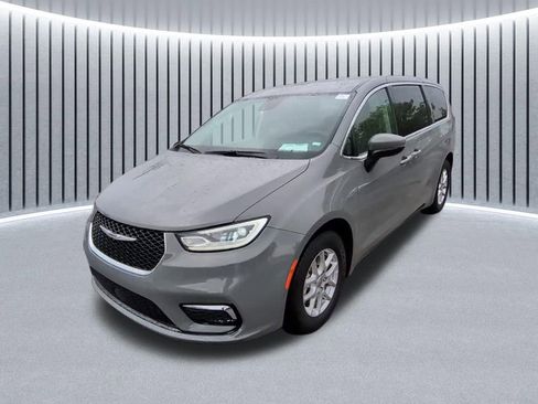 Used 2023 Chrysler Pacifica Touring-L FWD image 4