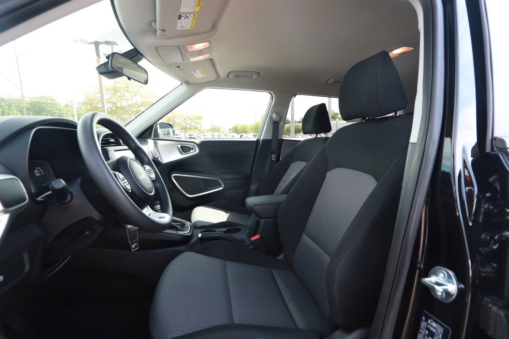 Used 2025 Kia Soul LX w/ LX Technology Package FWD image 18