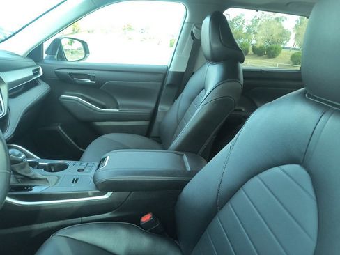 Used 2025 Toyota Highlander XLE image 3