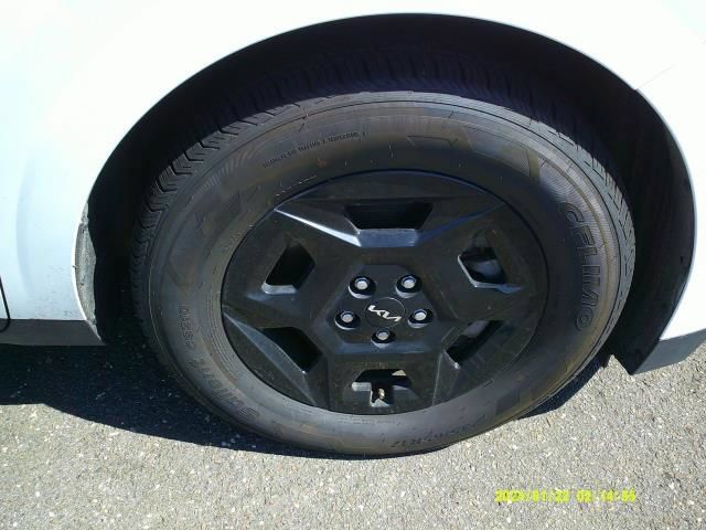 Used 2025 Kia Carnival FWD image 7