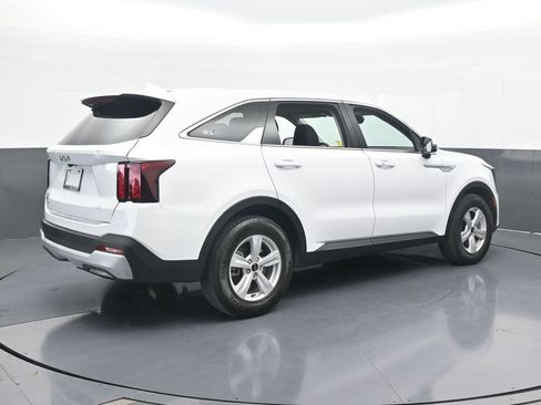 Used 2024 Kia Sorento LX image 6