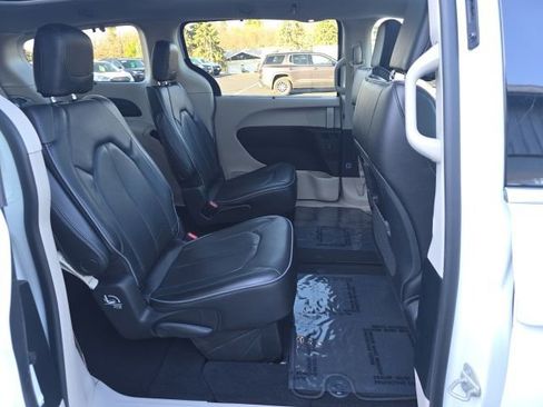 Used 2020 Chrysler Pacifica Limited image 35