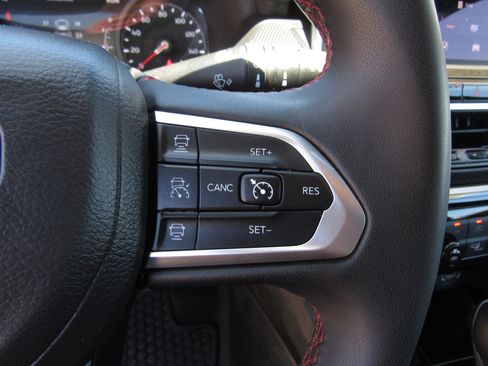 Used 2025 Jeep Compass Trailhawk AWD/4WD image 25