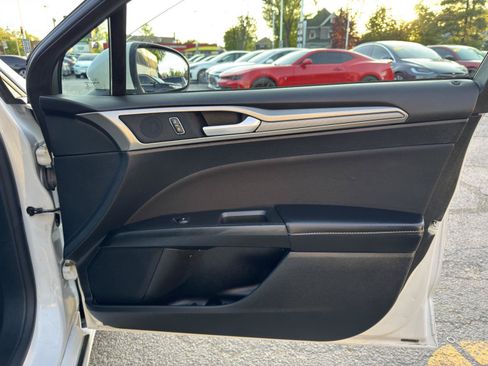 Used 2019 Ford Fusion SE FWD image 36