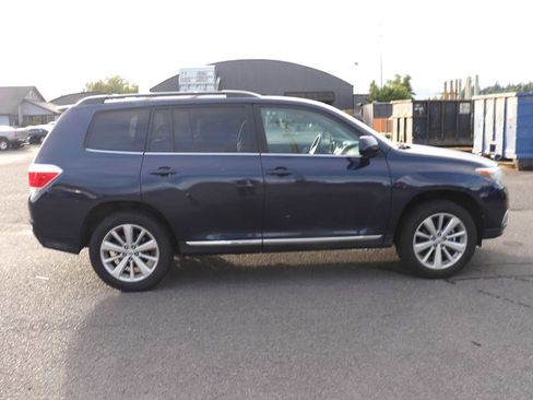 Used 2011 Toyota Highlander 4WD w/ Tech Pkg image 4