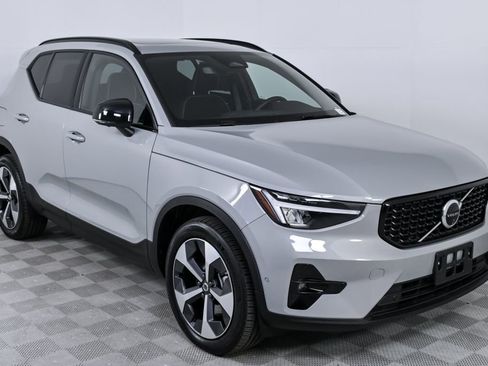 Certified 2025 Volvo XC40 B5 Plus image 27