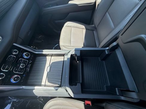 Used 2024 GMC Yukon Denali w/ Advanced Technology Package AWD/4WD image 15