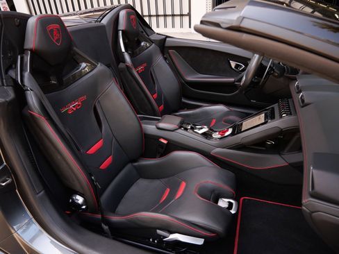 Used 2021 Lamborghini Huracan EVO RWD image 8