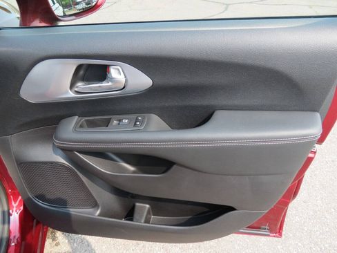 Used 2021 Chrysler Pacifica Touring AWD/4WD image 25