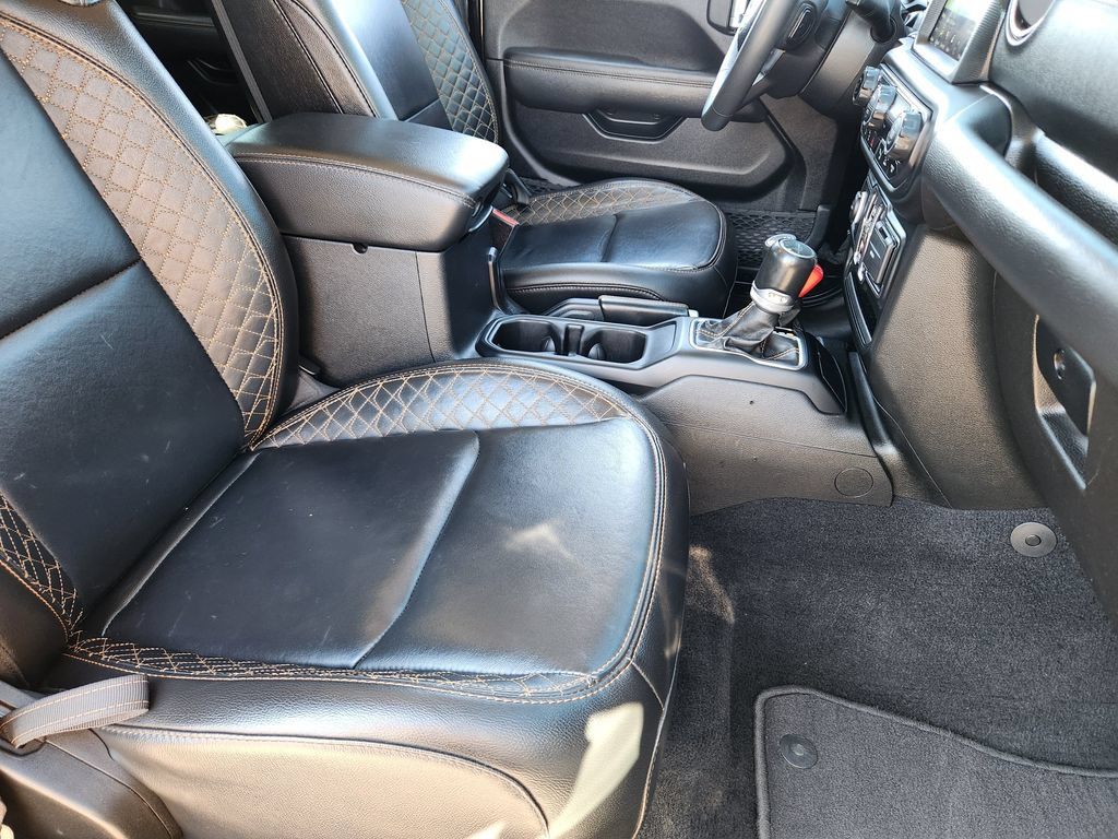 Used 2023 Jeep Gladiator Overland AWD/4WD image 14