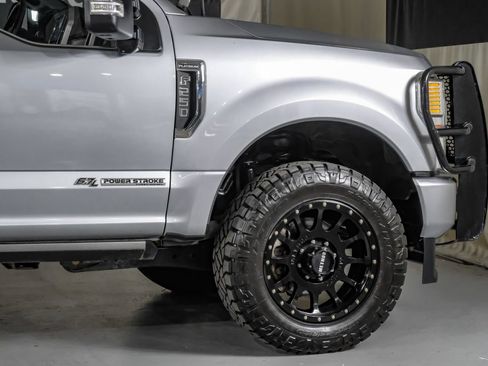 Used 2022 Ford F250 Platinum w/ FX4 Off-Road Package AWD/4WD image 7