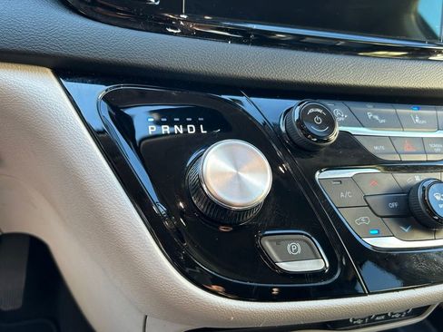 Used 2023 Chrysler Pacifica Touring-L image 23