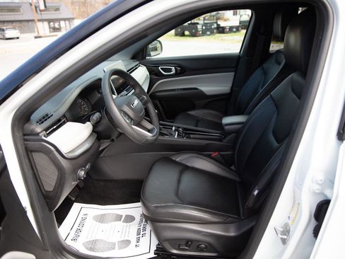 Used 2025 Jeep Compass Limited image 20