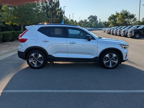 Used 2023 Volvo XC40 B4 Ultimate FWD image 3