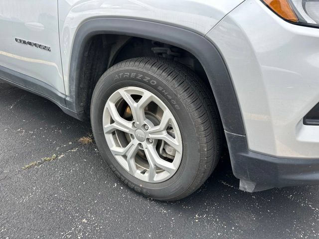 Used 2024 Jeep Compass Latitude AWD/4WD image 3