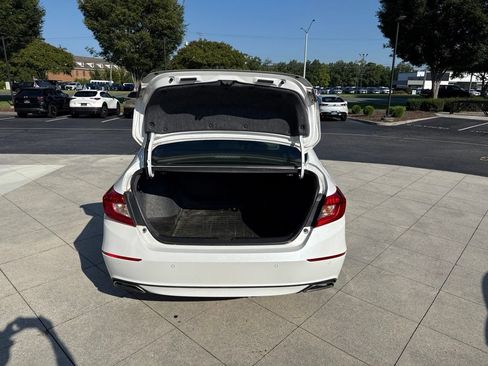 Used 2018 Honda Accord Touring image 9