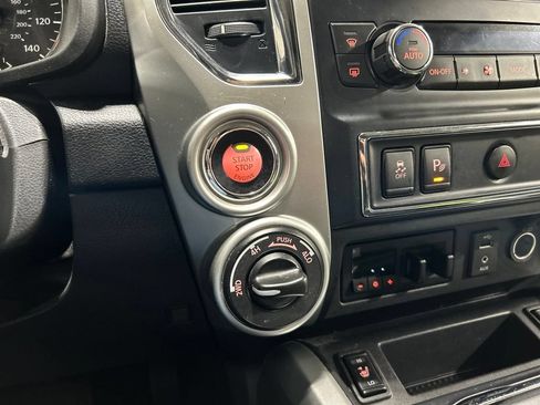 Used 2017 Nissan Titan SV AWD/4WD image 18