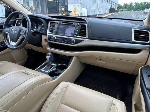 Used 2018 Toyota Highlander XLE AWD/4WD image 25