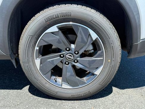 Used 2024 Nissan Rogue SV FWD image 8