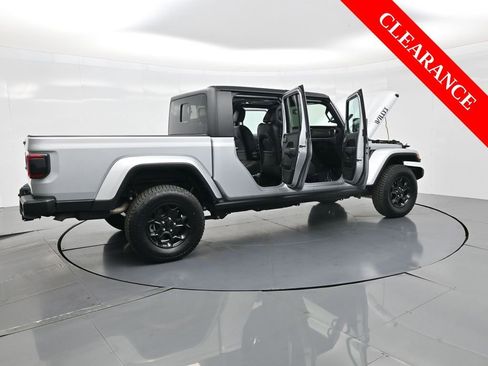 Used 2023 Jeep Gladiator Willys image 39