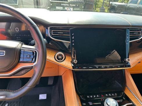 Used 2022 Jeep Grand Wagoneer Series III w/ Rear Seat Video Group 1 AWD/4WD image 23