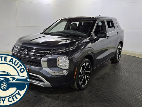 Used 2024 Mitsubishi Outlander SE image 3