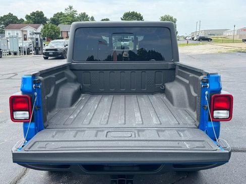 Used 2023 Jeep Gladiator Sport AWD/4WD image 5