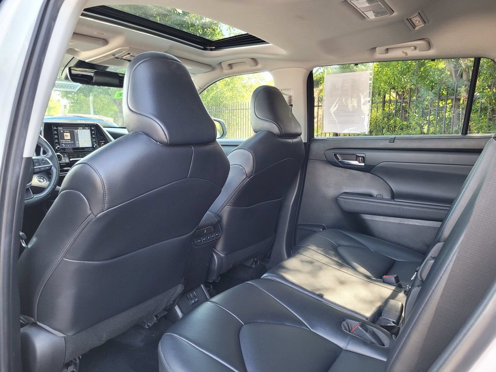 Used 2022 Toyota Highlander XLE AWD/4WD image 16