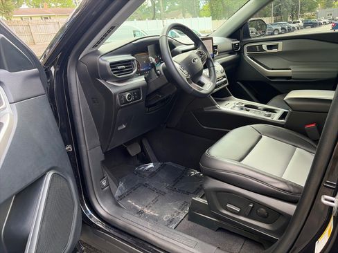 Used 2023 Ford Explorer XLT w/ Equipment Group 202A AWD/4WD image 9