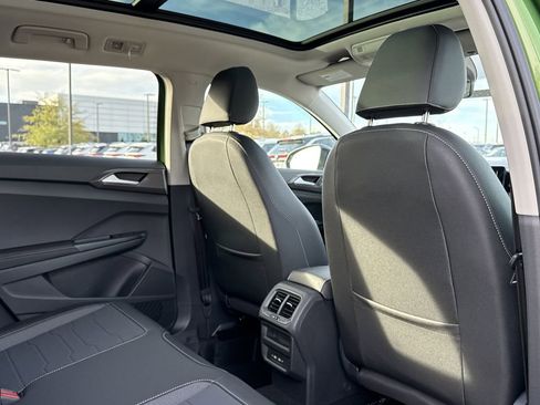 New 2026 Volkswagen Taos SE FWD image 17