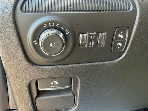 Used 2023 Jeep Wagoneer Series III w/ Premium Group I image 18