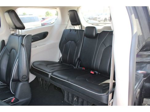 Used 2023 Chrysler Pacifica Limited image 17