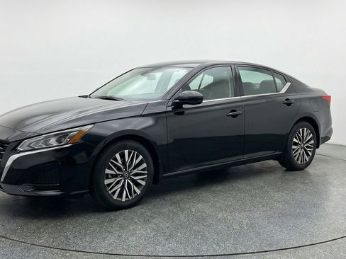 Used 2025 Nissan Altima 2.5 SV FWD image 3