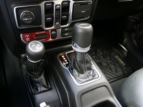 Used 2024 Jeep Gladiator Mojave AWD/4WD image 24