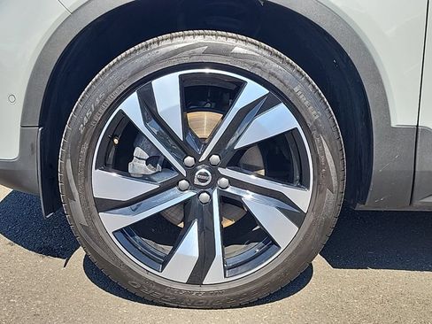 Certified 2024 Volvo XC40 B5 Ultimate w/ Protection Package Premier AWD/4WD image 28