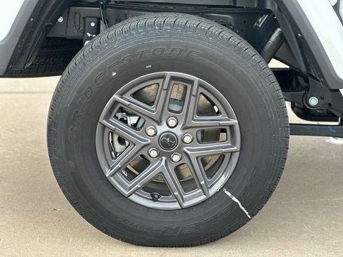 New 2025 Jeep Gladiator Sport image 28