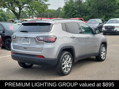 Used 2022 Jeep Compass Latitude w/ Sun and Sound Group AWD/4WD image 4