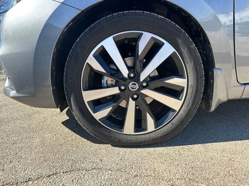 Used 2022 Nissan Versa SR w/ Trunk Package image 11