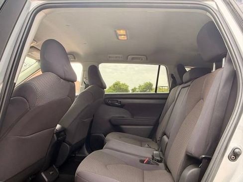Used 2025 Toyota Highlander LE FWD image 12