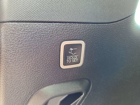 Used 2025 Jeep Wagoneer 4WD image 12