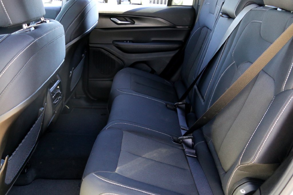 New 2025 Jeep Grand Cherokee Laredo w/ Luxury Tech Group I RWD image 18