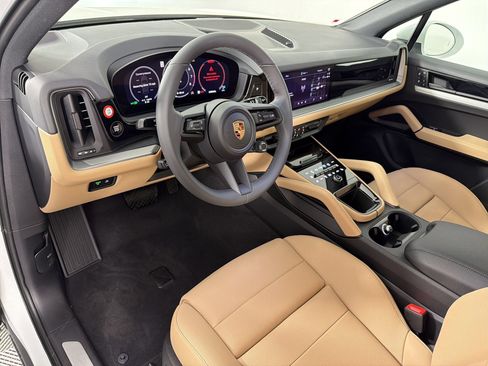 Certified 2026 Porsche Cayenne AWD/4WD image 4