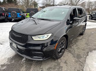 New 2023 Chrysler Pacifica Limited w/ Uconnect Theater Family Group video 2