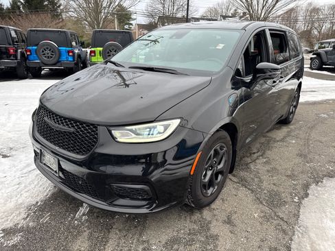 New 2023 Chrysler Pacifica Limited w/ Uconnect Theater Family Group image 2
